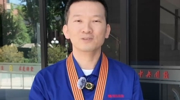 Ҷ��ΰ�������Ӷ��칤�����������λ����Ա��-����һ�߹����ഺ����1-BV1veRCBnEVs.jpg